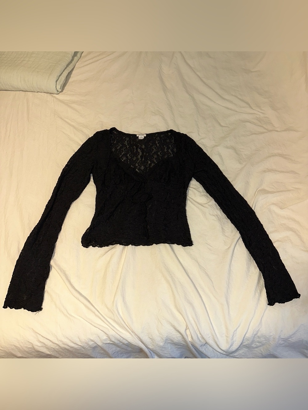 Kimchi Blue Olivia Lace V-Neck Top Size Medium (fits like a Small)